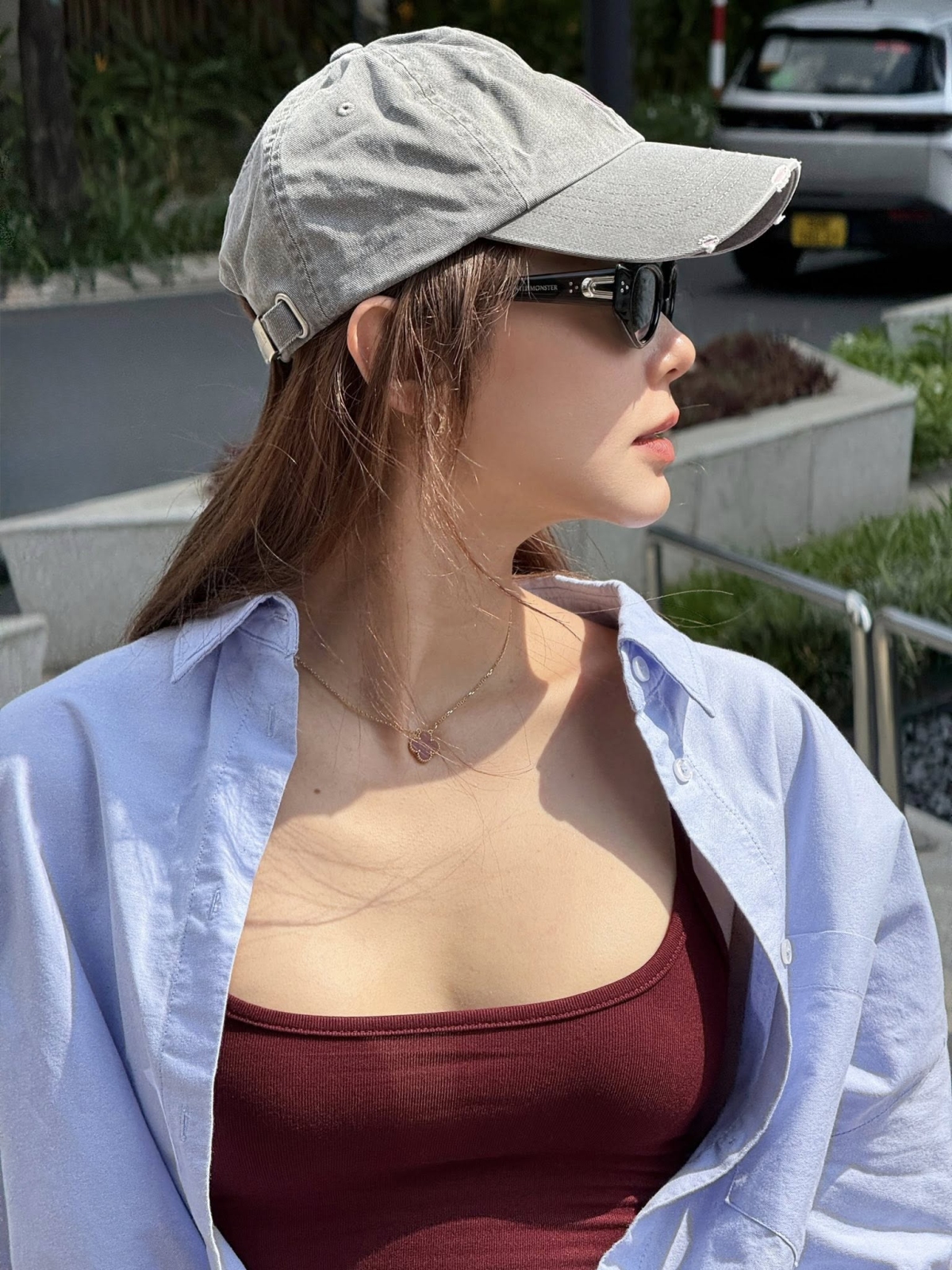 Không lâu sau đó, Minh Hằng tiếp tục khoe phong cách street style mùa hè với mặt dây chuyền Vintage Alhambra bằng vàng 18K và xà cừ trắng.