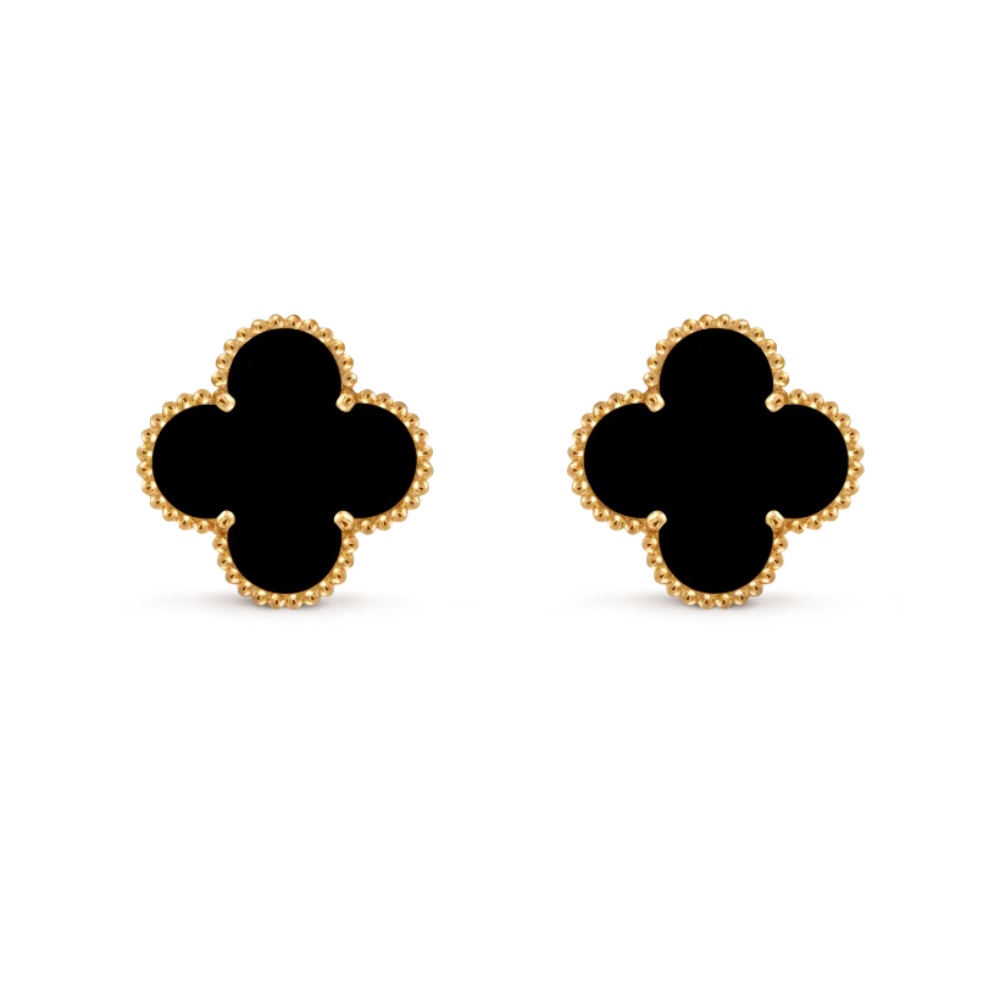 Cô kết hợp đôi hoa tai Magic Alhambra bằng vàng 18K đính đá onyx, có giá bán khoảng 170 triệu đồng.