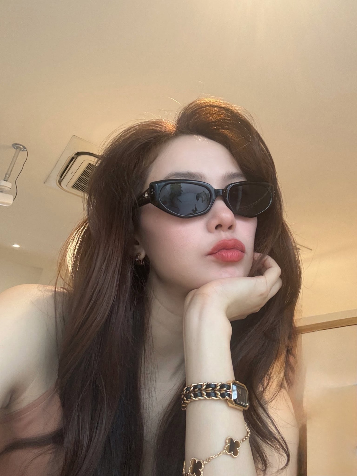 Ở đời thường, Minh Hằng thường ưu tiên các thiết kế trang sức có kích thước vừa phải, dễ ứng dụng thay vì những món phụ kiện cầu kỳ.