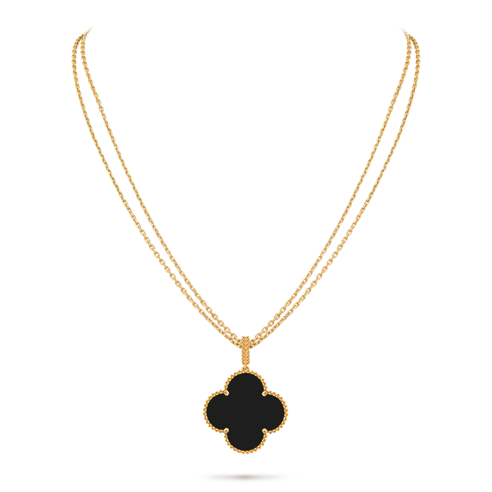 Cùng vòng cổ Magic Alhambra một họa tiết bằng vàng 18K và onyx trị giá gần 180 triệu đồng.