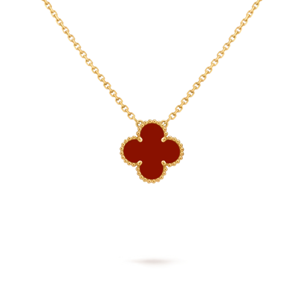 Cô phối dây chuyền Vintage Alhambra bằng vàng 18K và đá carnelian, trị giá khoảng 80 triệu đồng.
