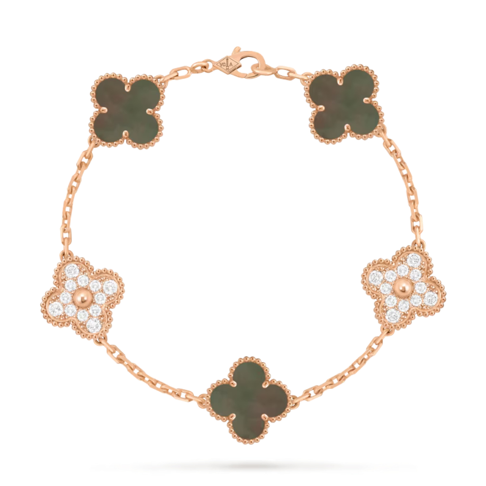 Để hoàn thiện diện mạo, Minh Hằng đeo thêm vòng tay Vintage Alhambra năm họa tiết bằng vàng hồng 18K, đính 24 viên kim cương và xà cừ xám.