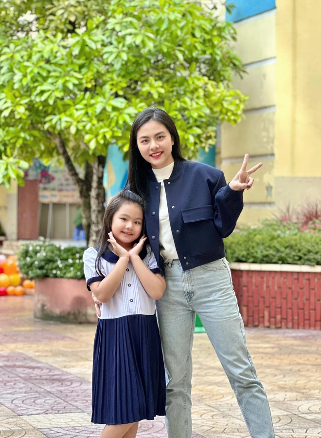 Vân Trang đến trường của con gái.