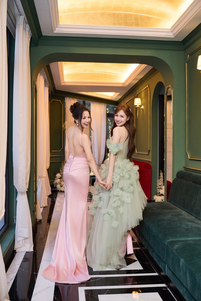 Nhờ những đôi cà kheo, chiều cao 1m5 của Hoà Minzy không còn là trở ngại khi lên sân khấu hoặc sánh đôi cùng các siêu mẫu hay hoa hậu...