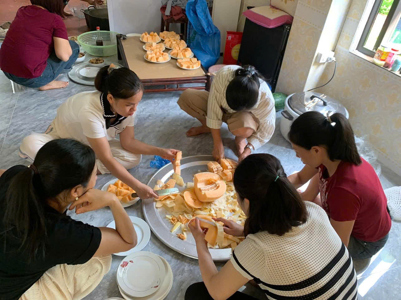 Nhiḕu phụ huynh cũng chung tay chuẩn bị mȃm cơm cho thí sinh thi tṓt nghiệp