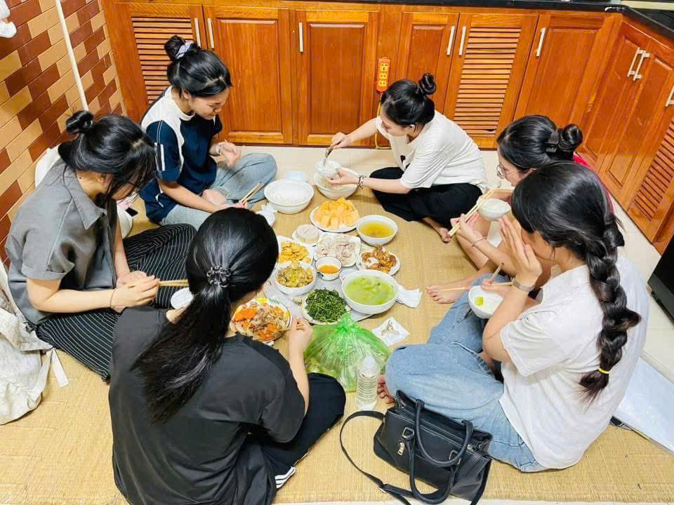 Những bữa ăn dành cho các sĩ tử ở mùa thi năm 2025 tại nhà chị Vȃn Anh. Ảnh: NVCC.