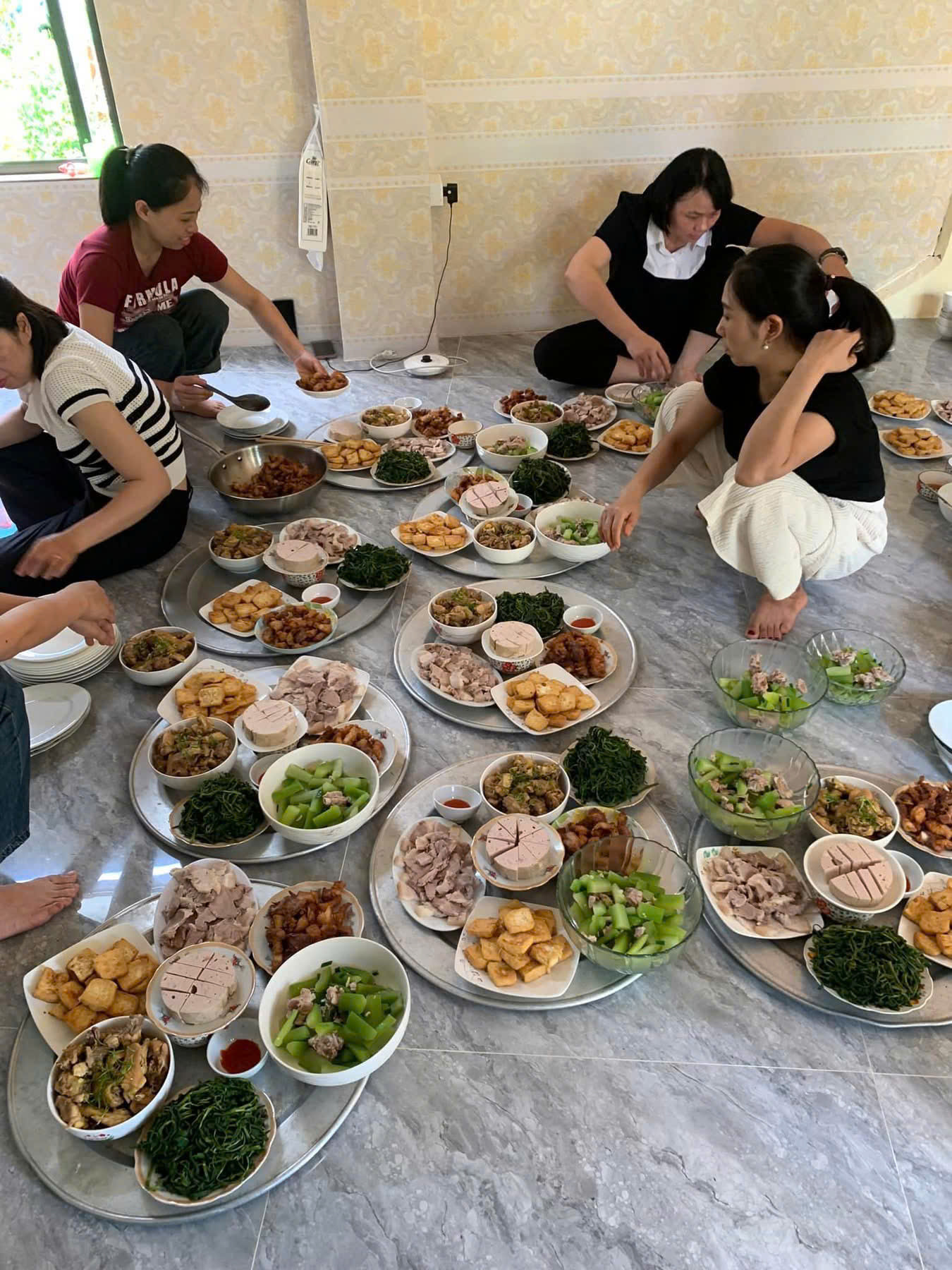 Những bữa ăn miễn phí từng ᵭược gia ᵭình chị Vȃn Anh chuẩn bị cho các thí sinh ở xa dự thi tṓt nghiệp THPT năm 2025. Ảnh: NVCC.