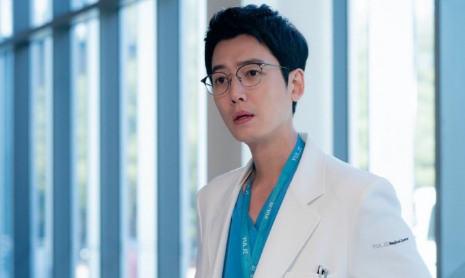 Jung Kyung Ho trong Hospital Playlist. Ảnh: NAte