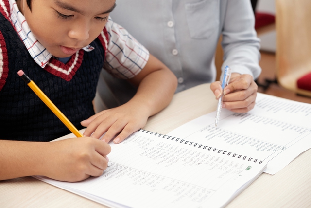 Vệc chỉ tập trung vào thành tích học tập còn khiến trẻ thiếu cơ hội phát triển trí tuệ cảm xúc. Ảnh minh họa