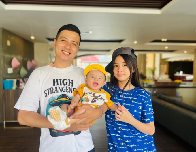 Chồng Thanh Hiền bên hai con: bé Grammy, 12 tuổi và Johny, 6 tháng tuổi.