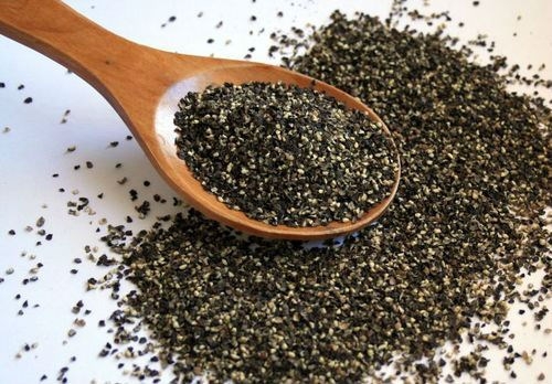 Bạn có thể chuẩn bị hỗn hợp bột gia vị gồm có bột tỏi, bột ớt, tiêu đen xay và cho vào dĩa, đặt ở góc nhà mà gián hay lui tới.