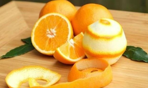 Để xua đuổi ruồi, bạn chỉ cần đem vỏ cam phơi khô, sau đó mang chúng vào góc phòng nơi có nhiều ruồi.