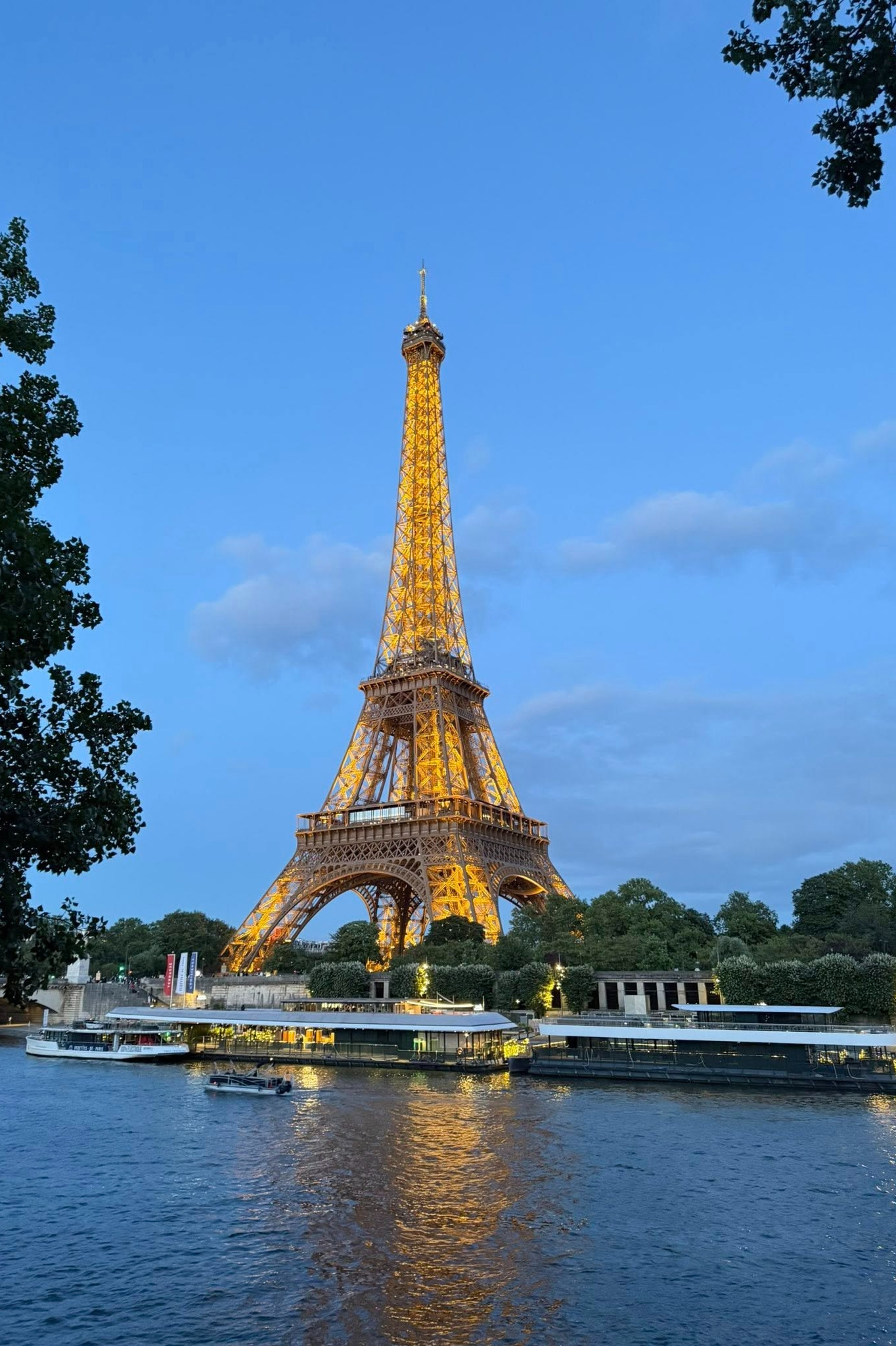 Chặng cuối của hành trình là Paris - thành phố được mệnh danh là kinh đô ánh sáng