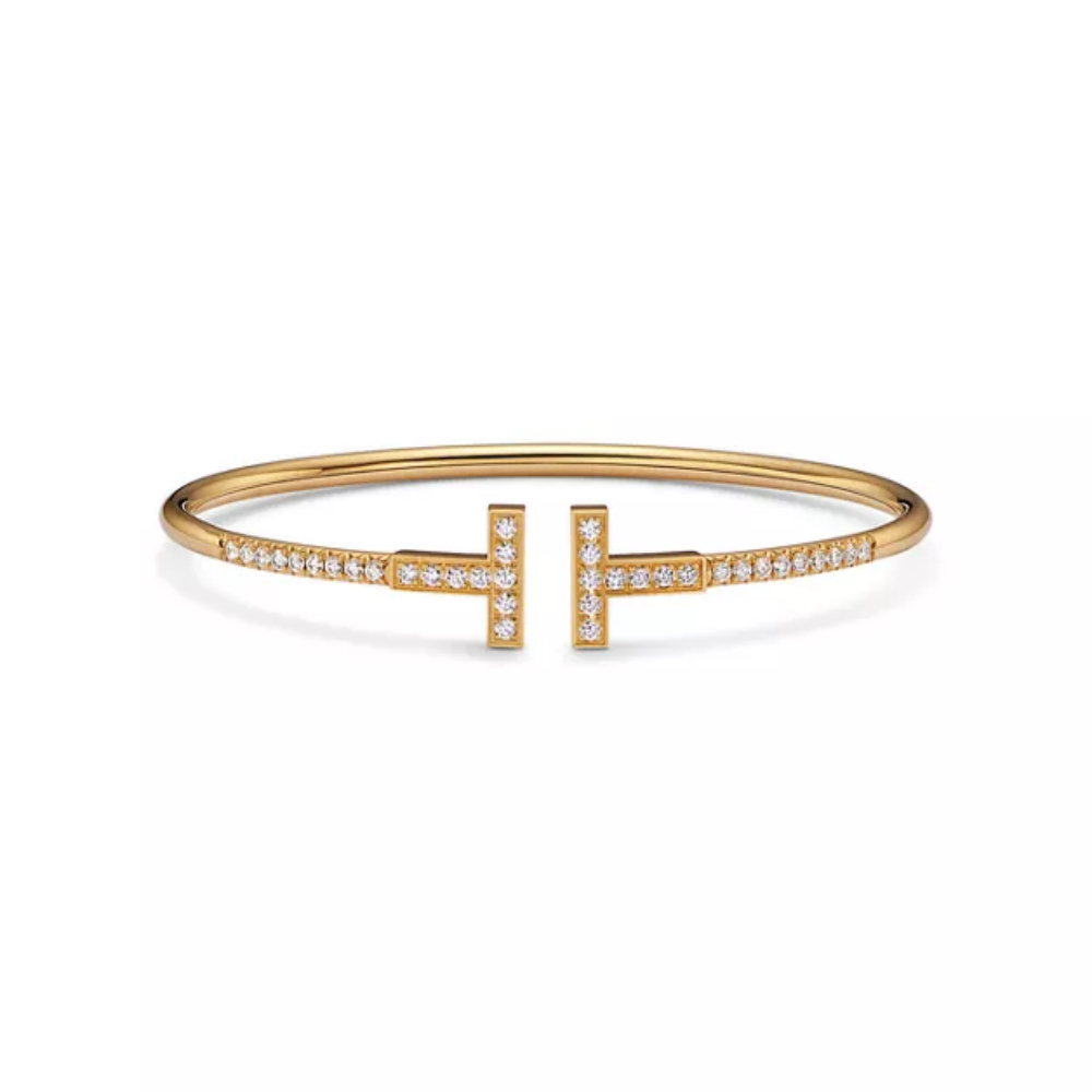 Bảo Thy đeo vòng tay Tiffany T Pavé Diamond Wire Bangle bằng vàng 18K đính kim cương của Tiffany amp; Co. Theo Vogue, thiết kế thuộc dòng trang sức biểu tượng của thương hiệu Mỹ.