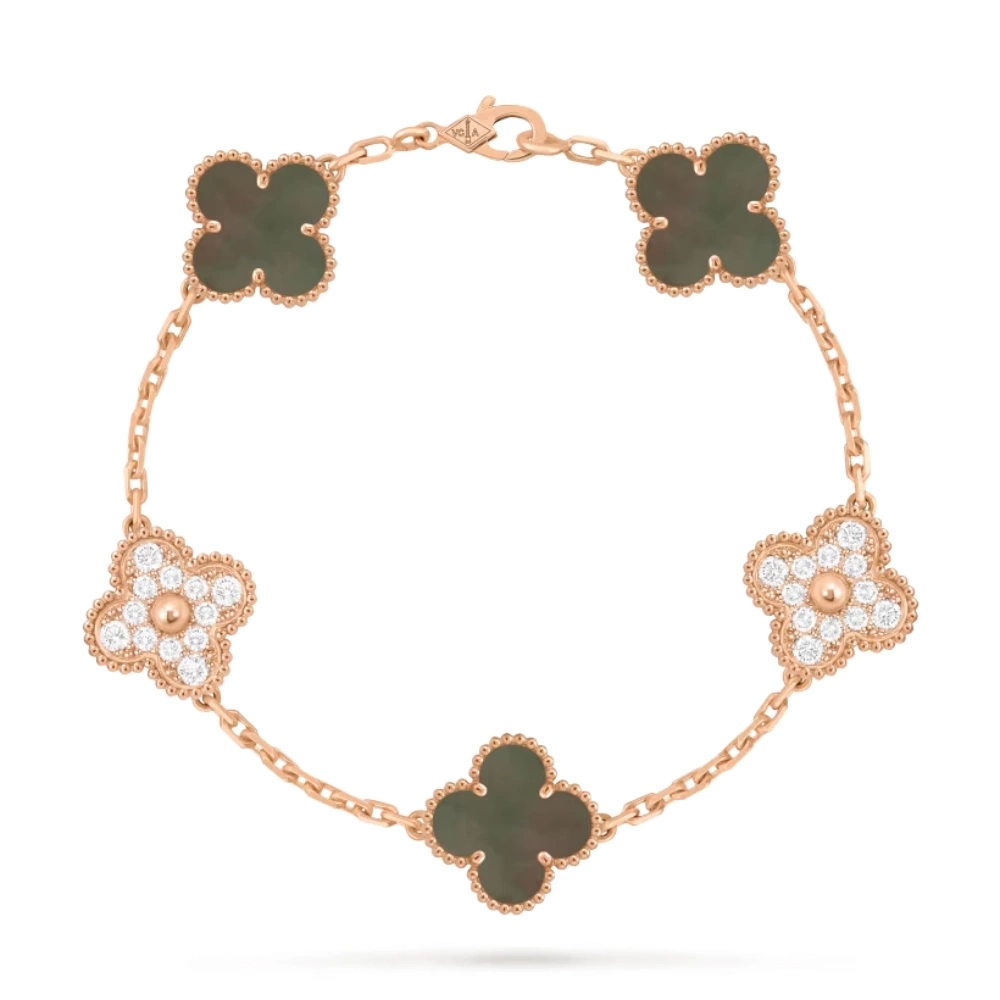 Cô phối cùng vòng Vintage Alhambra của Van Cleef amp; Arpels, chế tác từ vàng 18K và đá carnelian màu đỏ cam. Thiết kế được nhiều fashionista yêu thích như Irene Kim, Leonie Hanne...