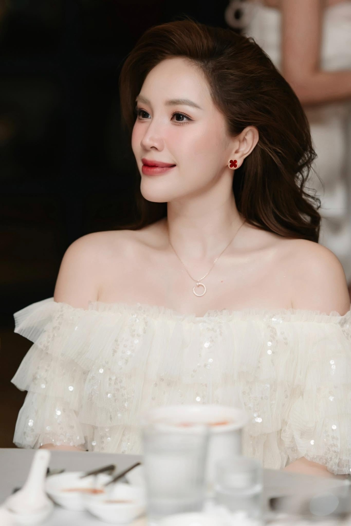 Bảo Thy tên thật Trần Thị Thúy Loan, 38 tuổi, sinh tại TP HCM. Cô từng thành công ở dòng nhạc teen pop thập niên 2000 với nhiều nhạc phẩm như Công chúa bong bóng, Vẫn tin mình có nhau, Ngày buồn nhất... Ngoài ca hát, Bảo Thy đóng phim, làm MC. Ca sĩ kết hôn với doanh nhân Phan Lĩnh vào tháng 11/2019, có một con trai năm nay khoảng bốn tuổi.