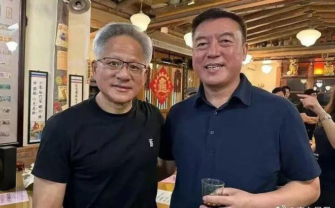 Chủ tịch Trần Đào chụp ảnh cùng CEO Nvidia Jensen Huang. Ảnh: 163