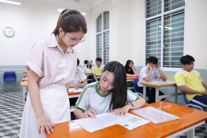 Thí sinh làm thủ tục dự thi tốt nghiệp THPT tại TPHCM. Ảnh: Hoàng Triều