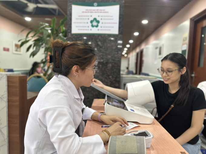 Người dân đo huyết áp tại Bệnh viện Bạch Mai. Ảnh: Lê Nga