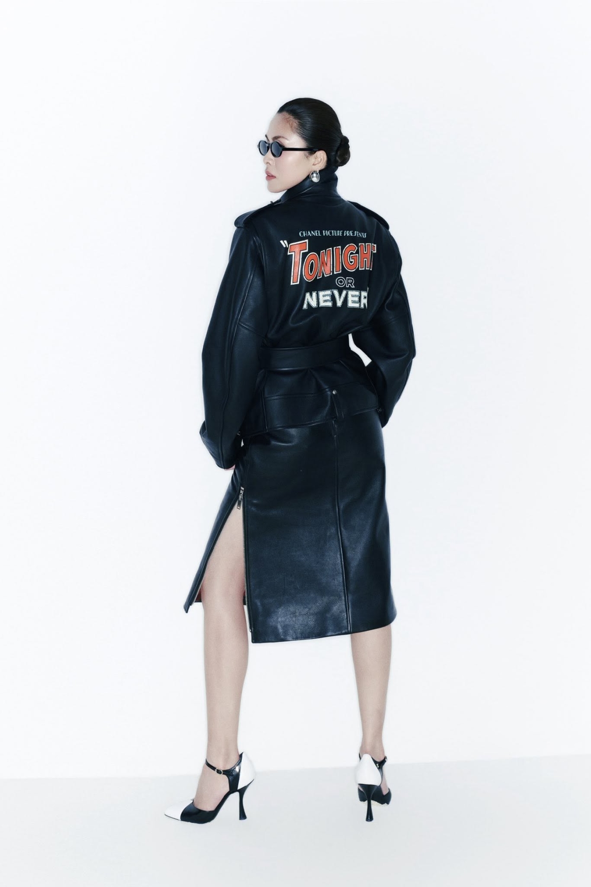Trong bộ ảnh, Tăng Thanh Hà diện thiết kế thuộc look 19 của bộ sưu tập Métiers dart 2026 của Chanel. Trang phục mang tinh thần rock-chic với áo khoác da dáng ngắn phối chân váy midi đen, tạo tổng thể mạnh mẽ nhưng vẫn nữ tính.