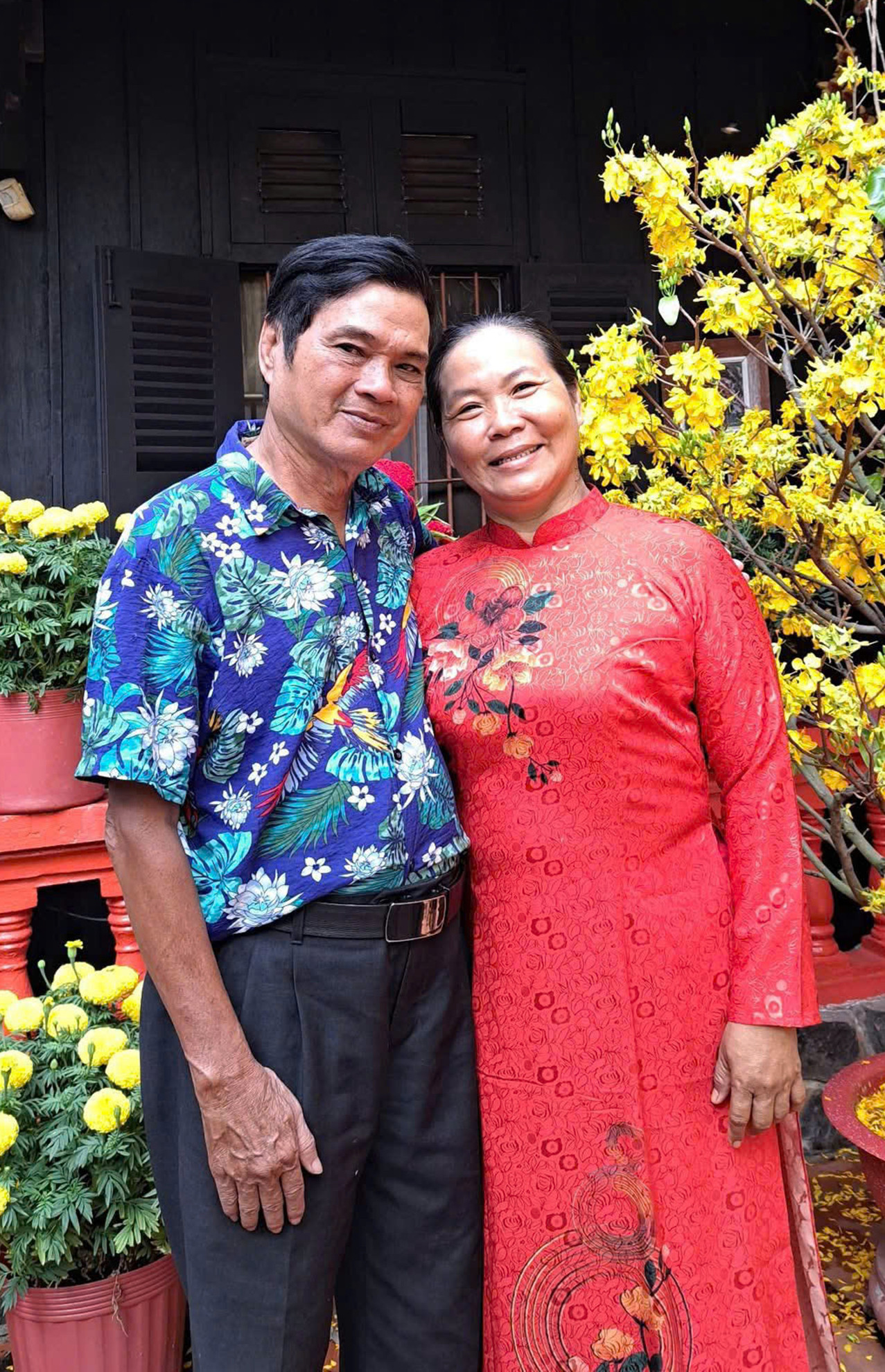 Nghệ sĩ Mai Trần và bà xã Quỳnh Vân. 