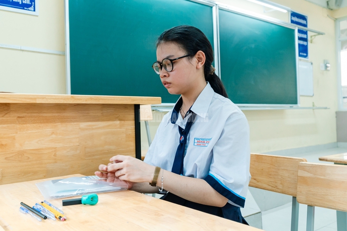 Ước mơ của em là làm bác sĩ nhưng do em bị tật nên em chuyển hướng sang công nghệ thông tin. Em đặt nguyện vọng vào Trường Đại học Sài Gòn, vì em bị tật nên ngành công nghệ thông tin làm việc trong văn phòng sẽ phù hợp với em hơn - thí sinh Huỳnh Thị Minh Thư chia sẻ.