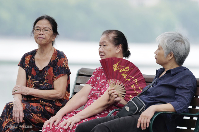 Người cao tuổi Hà Nội thư giãn bên Hồ Gươm. Ảnh: Ngọc Thành