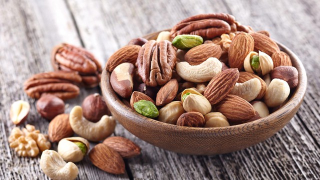 Các loại hạt chứa nhiều dưỡng chất có lợi cho sức khỏe tinh trùng.