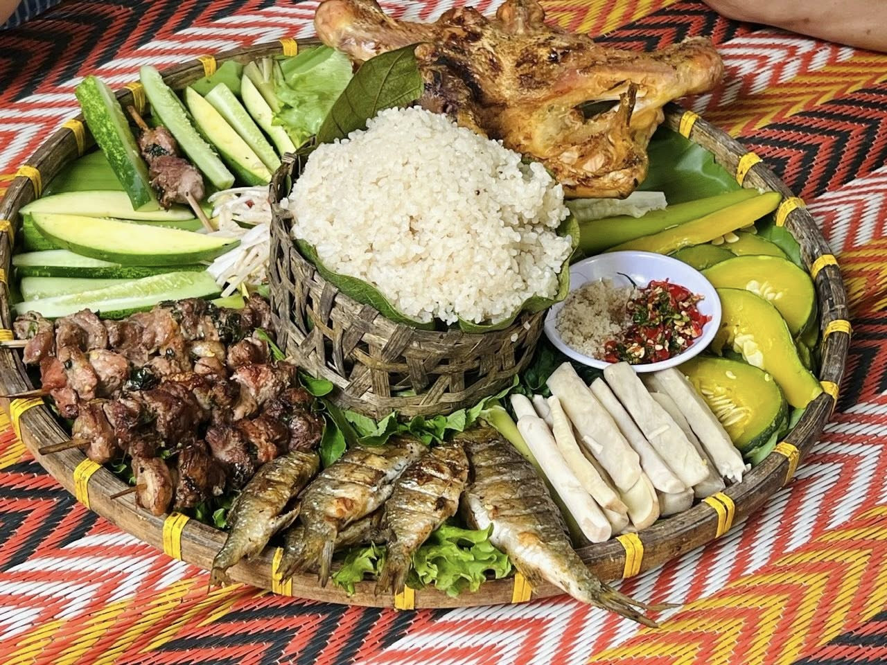 Chi phí vui chơi, ăn uống trong ngày tại thác Tà Puồng của gia đình chị Kim Anh hết khoảng 1,5 triệu đồng (không bao gồm phí di chuyển)