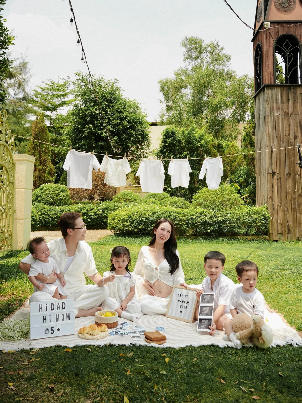 Ái nữ Minh amp;#34;Nhựaamp;#34; bế bầu con thứ năm mừng tuổi 27 - 8