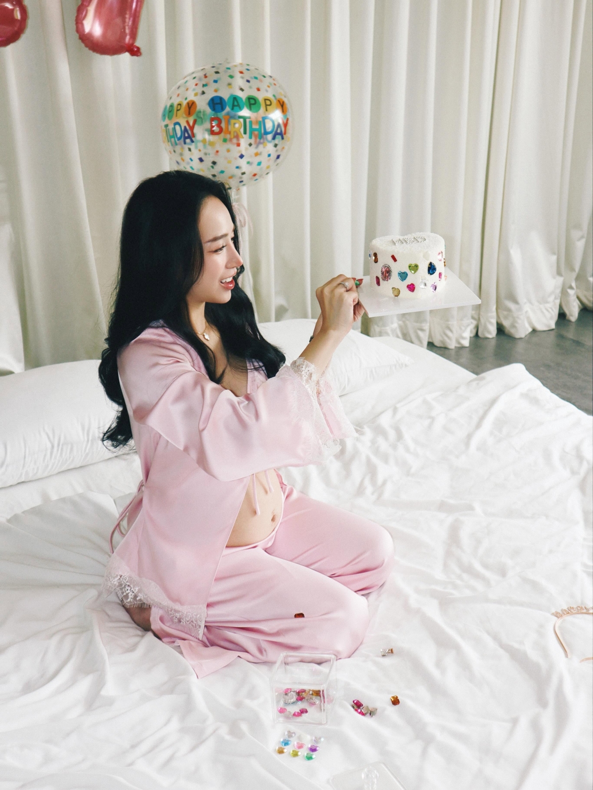 Ái nữ Minh amp;#34;Nhựaamp;#34; bế bầu con thứ năm mừng tuổi 27 - 4