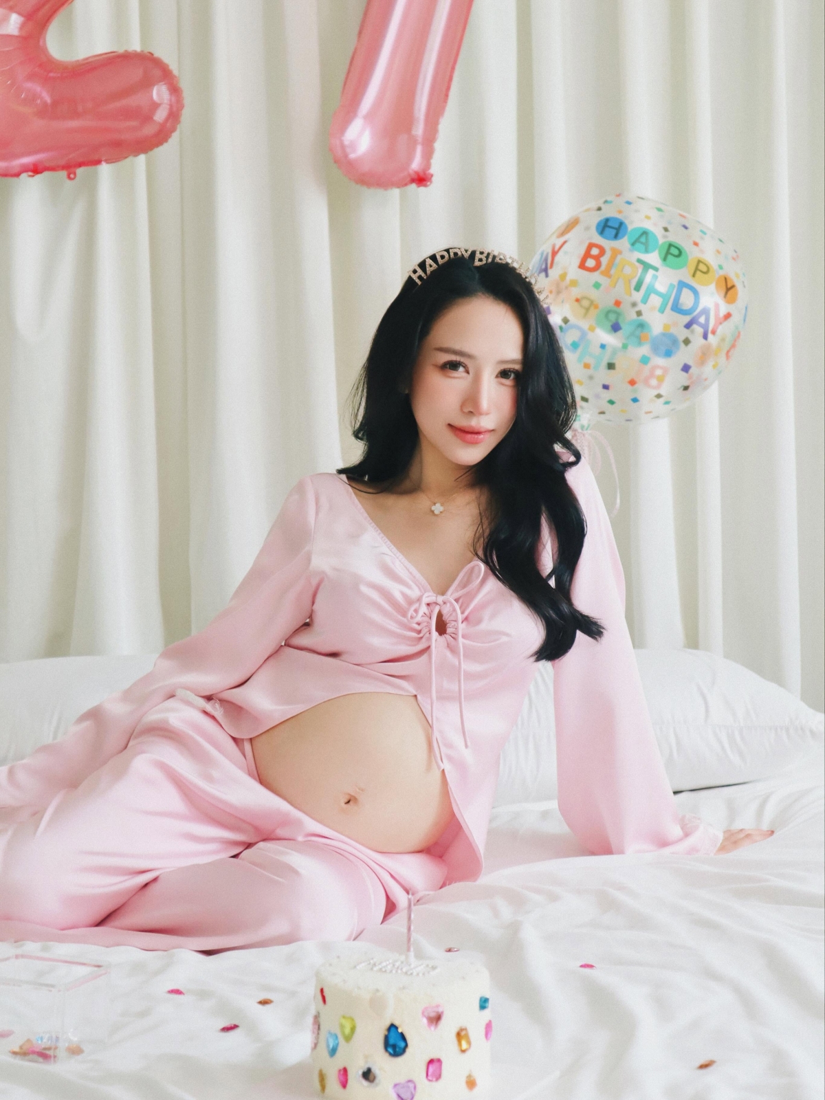 Ái nữ Minh amp;#34;Nhựaamp;#34; bế bầu con thứ năm mừng tuổi 27 - 2