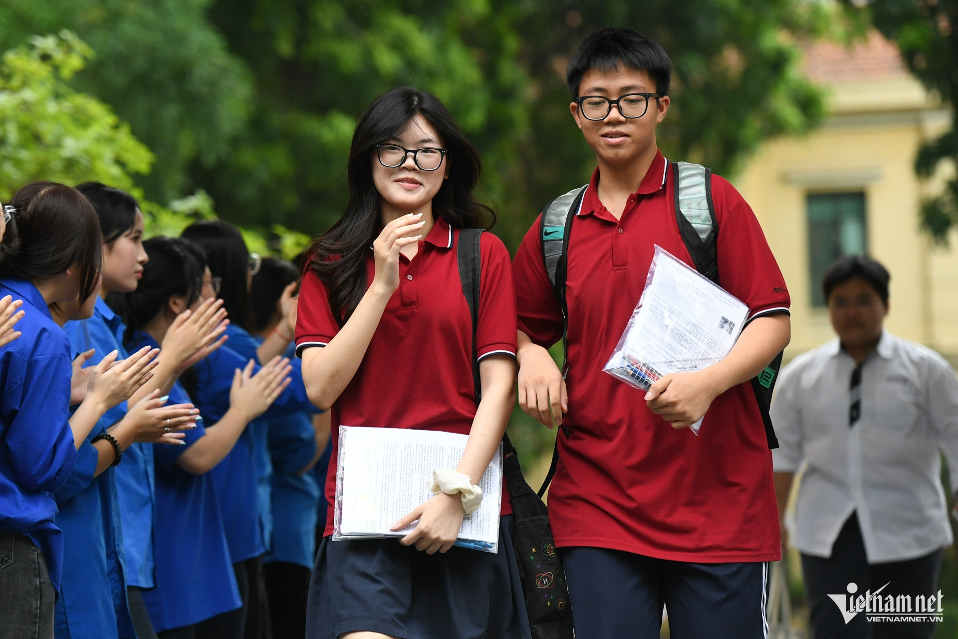 9h35, hồi trống vang lên báo hiệu hết giờ làm bài thi môn tự chọn của kỳ thi tốt nghiệp THPT 2026. Tại điểm thi THCS Trưng Vương (Hà Nội) các sĩ tử lần lượt bước ra khỏi điểm thi.