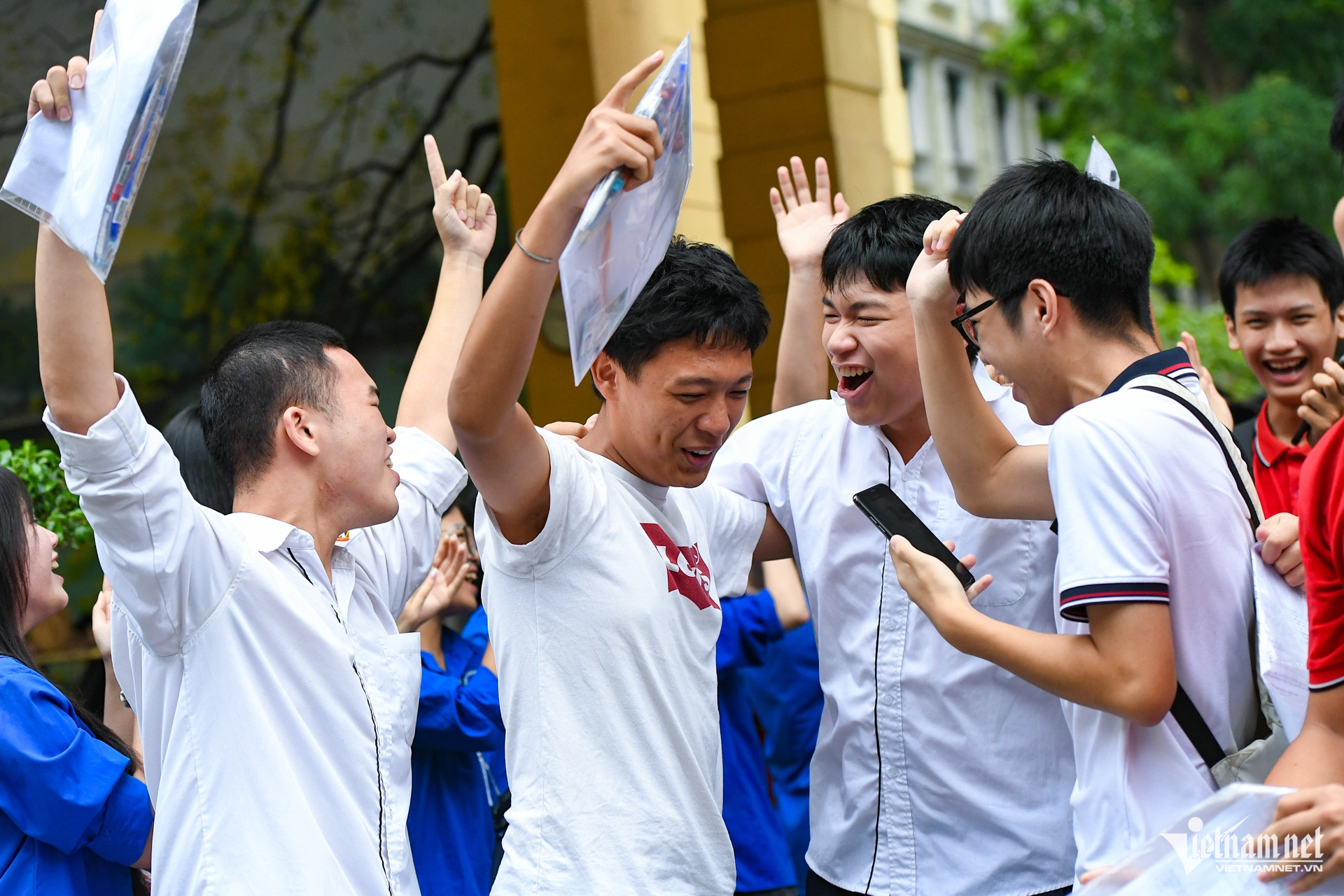 Phan Lê Bách (học sinh Trường THPT Việt Đức, thứ hai, trái qua) cùng những người bạn thân bước ra khỏi điểm thi với nụ cười rạng rỡ và tâm thế vô cùng thoải mái. Bách tự tin khẳng định mình đã ăn trọn điểm số ở hai môn tiếng Pháp và lịch sử, dự đoán có thể đạt mức 9 đến 10 điểm.