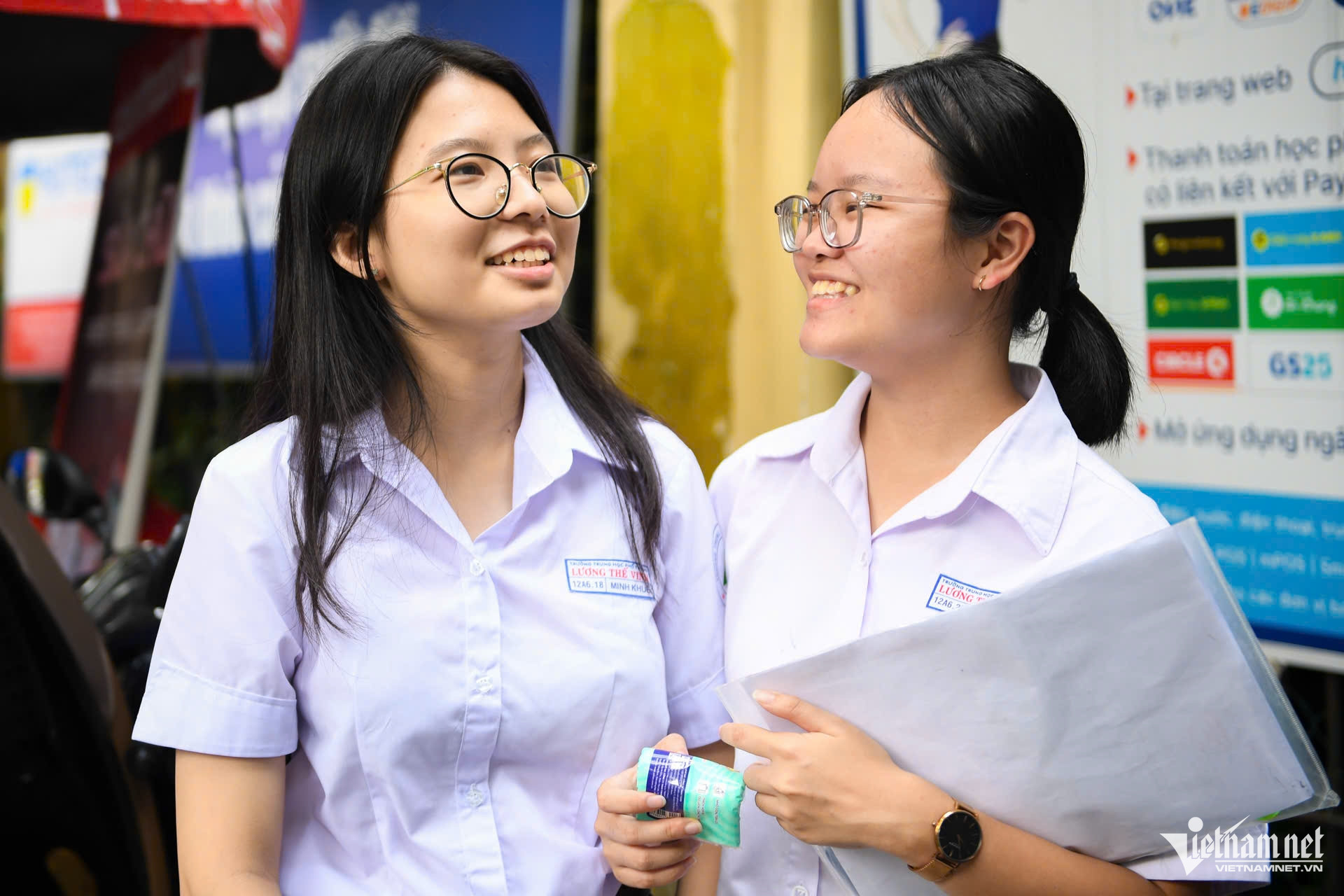 Minh Khuê cho biết đề môn Hoá Học khá khó khi có những câu hỏi ít có trong đề thi thử như tính phần trăm. Đề môn Sinh Học thì khá dài song em vẫn làm được. Giờ em chỉ muốn về ngủ nữ sinh vui vẻ nói.