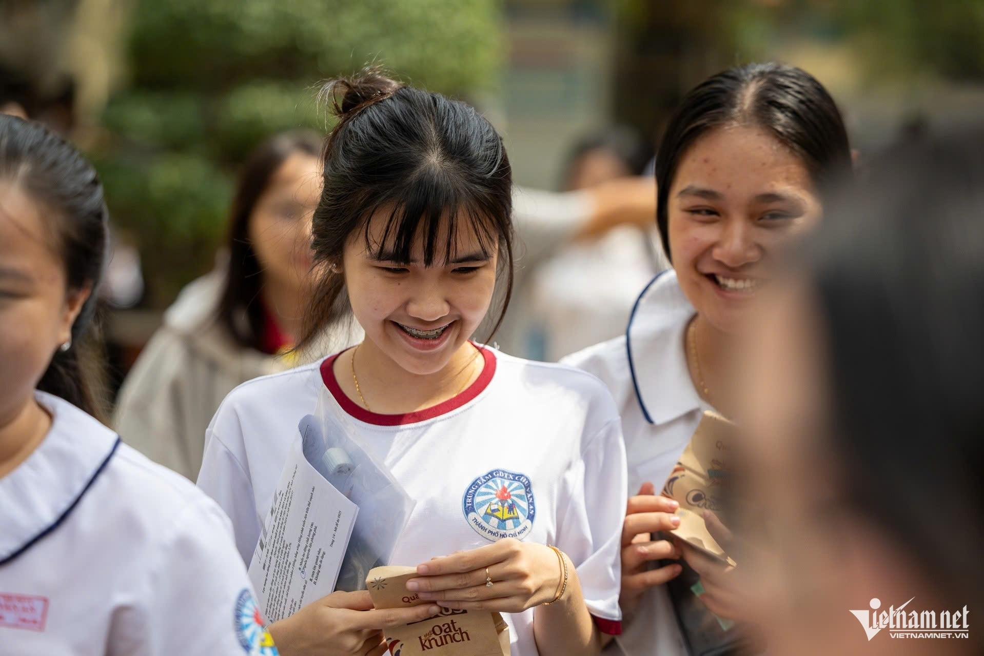 Thí sinh rạng rỡ kết thúc ngày thi cuối tại điểm thi THPT Trưng Vương (phường Sài Gòn, TPHCM). 