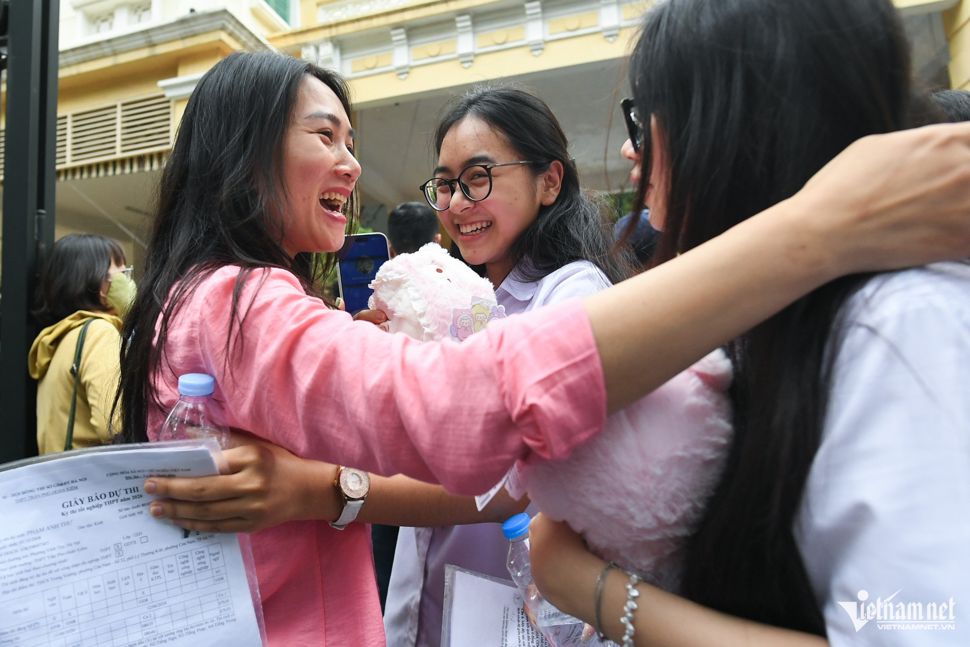 Phụ huynh của thí sinh Anh Thư đứng đợi ở điểm thi THCS Trưng Vương với những món quà nhỏ trên tay. Chị cho biết 3 chú gấu bông này là món quà mẹ dành để động viên Anh Thư và 2 cô bạn thân của con gái. Đến hôm nay thì tôi cảm thấy mọi thứ đều trọn vẹn rồi, dù kết quả có thế nào, tôi vẫn thấy hạnh phúc vô cùng vì các con đã vượt qua kỳ thi quan trọng, chị nói.