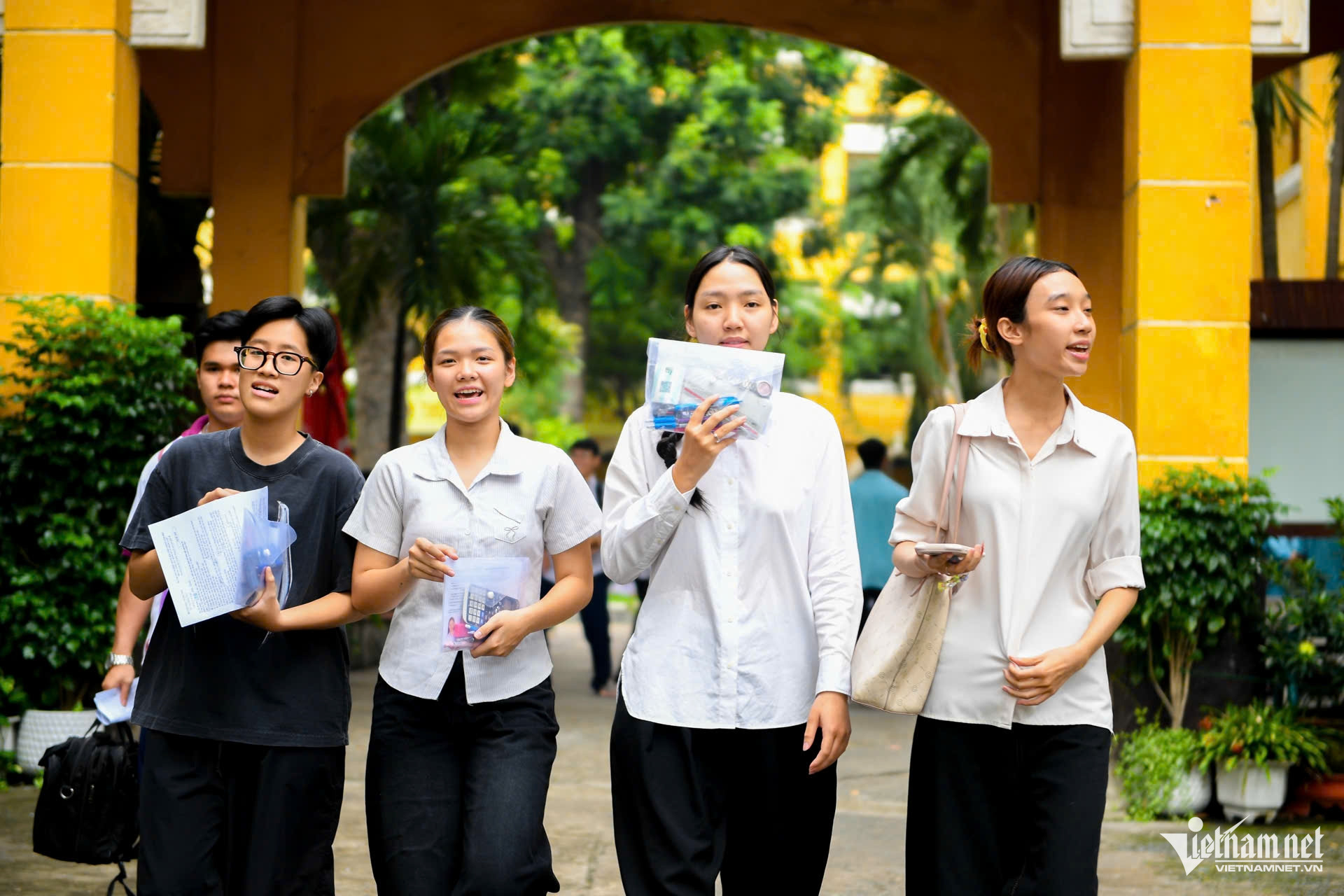 Buồn, vui lẫn lộn trong ngày cuối của kỳ thi tốt nghiệp THPT - 7