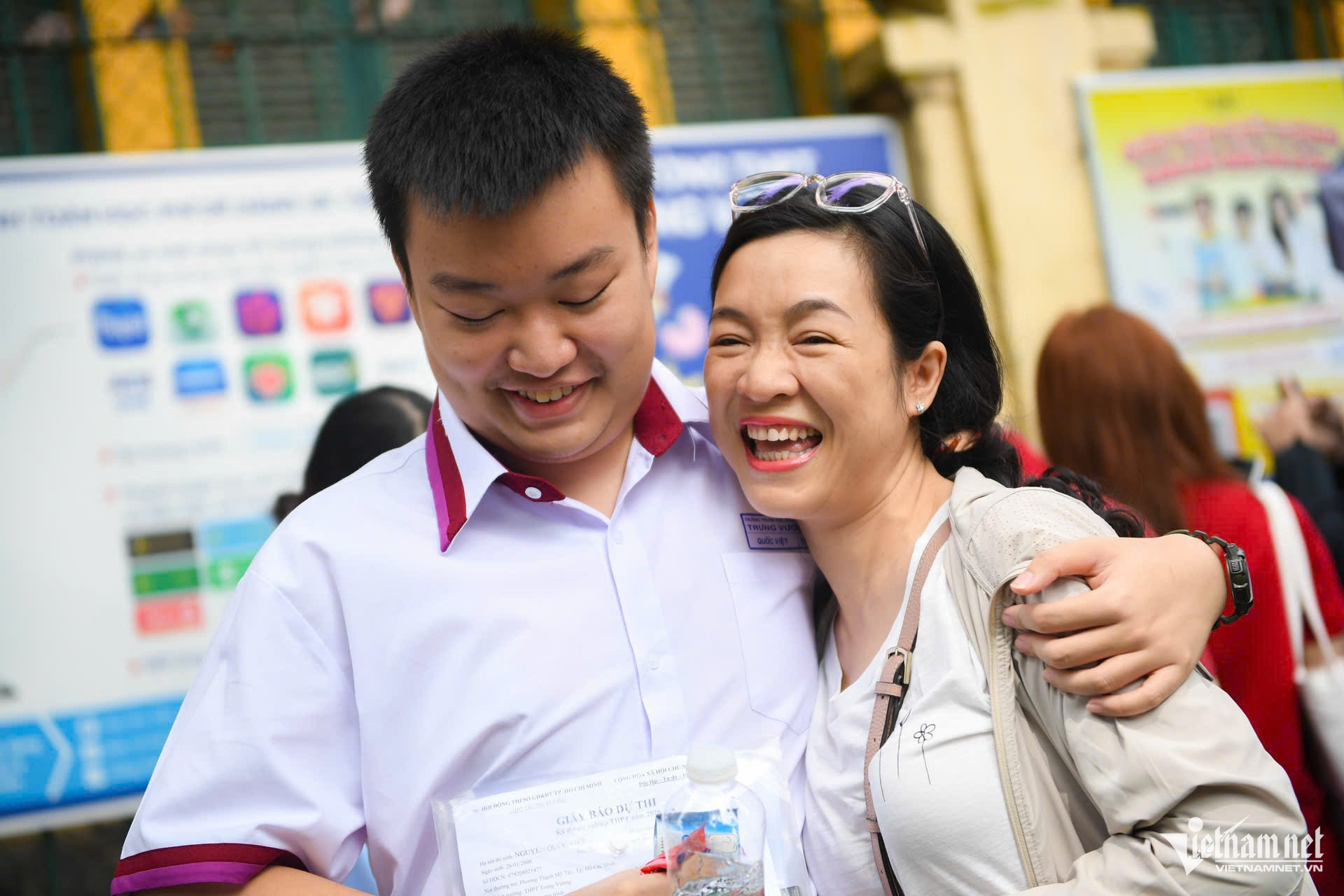 Quốc Việt, học sinh THPT Trưng Vương rạng rỡ ôm mẹ vào lòng sau khi hoàn thành kỳ thi thoải mái và em mong chờ kết quả như mong muốn.