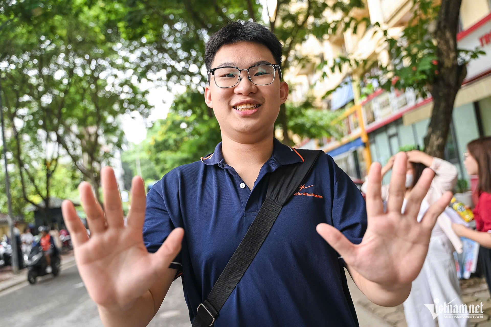 Bước ra khỏi điểm thi THPT Cầu Giấy với tâm thế tự tin, Phạm Minh Hiếu (THPT Chuyên Sư Phạm) hài hước chia sẻ: “Em đã có thể yên tâm ngủ một giấc thật ngon”. Em cho rằng đề thi khá vừa sức, dễ tiếp cận hơn so với những đề em từng làm trong quá trình ôn tập và tự tin có thể đạt 9+ với 2 môn Lý, Hóa. 