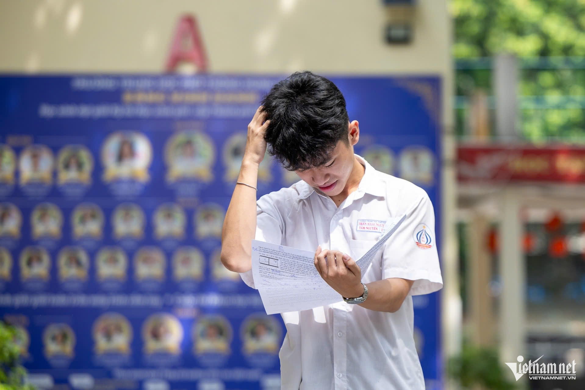 Trong khi đó tại điểm thi THPT Hùng Vương (phường Chợ Lớn, TPHCM), nhiều thí sinh mang theo tâm trạng vui buồn lẫn lộn khi rời khỏi phòng thi.