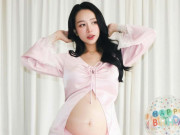 Bà bầu - Ái nữ Minh "Nhựa" bế bầu con thứ năm mừng tuổi 27