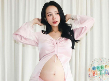 Bà bầu - Ái nữ Minh "Nhựa" bế bầu con thứ năm mừng tuổi 27