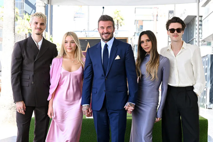 Harper cùng mẹ và hai anh trai tới chúc mừng bố David Beckham nhận sao trên Đại lộ Danh vọng Hollywood. Ảnh: Gilbert Flores/WWD