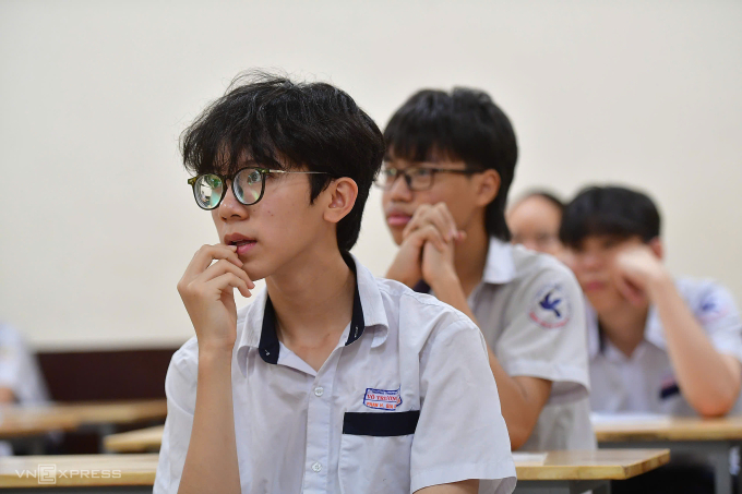 Thí sinh TP HCM dự thi vào lớp 10 công lập, ngày 31/5. Ảnh: Thanh Tùng