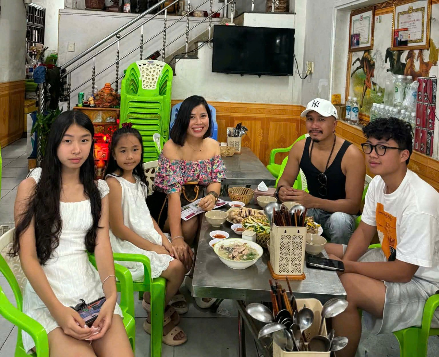 Quán vịt của gia đình bà Thuận (ảnh trái) là địa điểm ăn uống hút khách ở Đà Nẵng. Ảnh: Ha Oanh