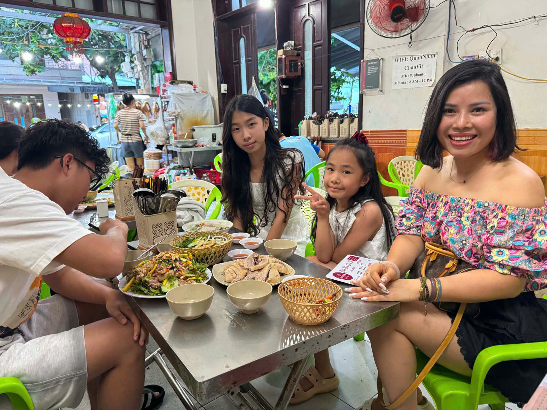 Gia đình 5 người của chị Oanh thưởng thức các món ngon từ vịt ở quán bà Thuận. Ảnh: Ha Oanh