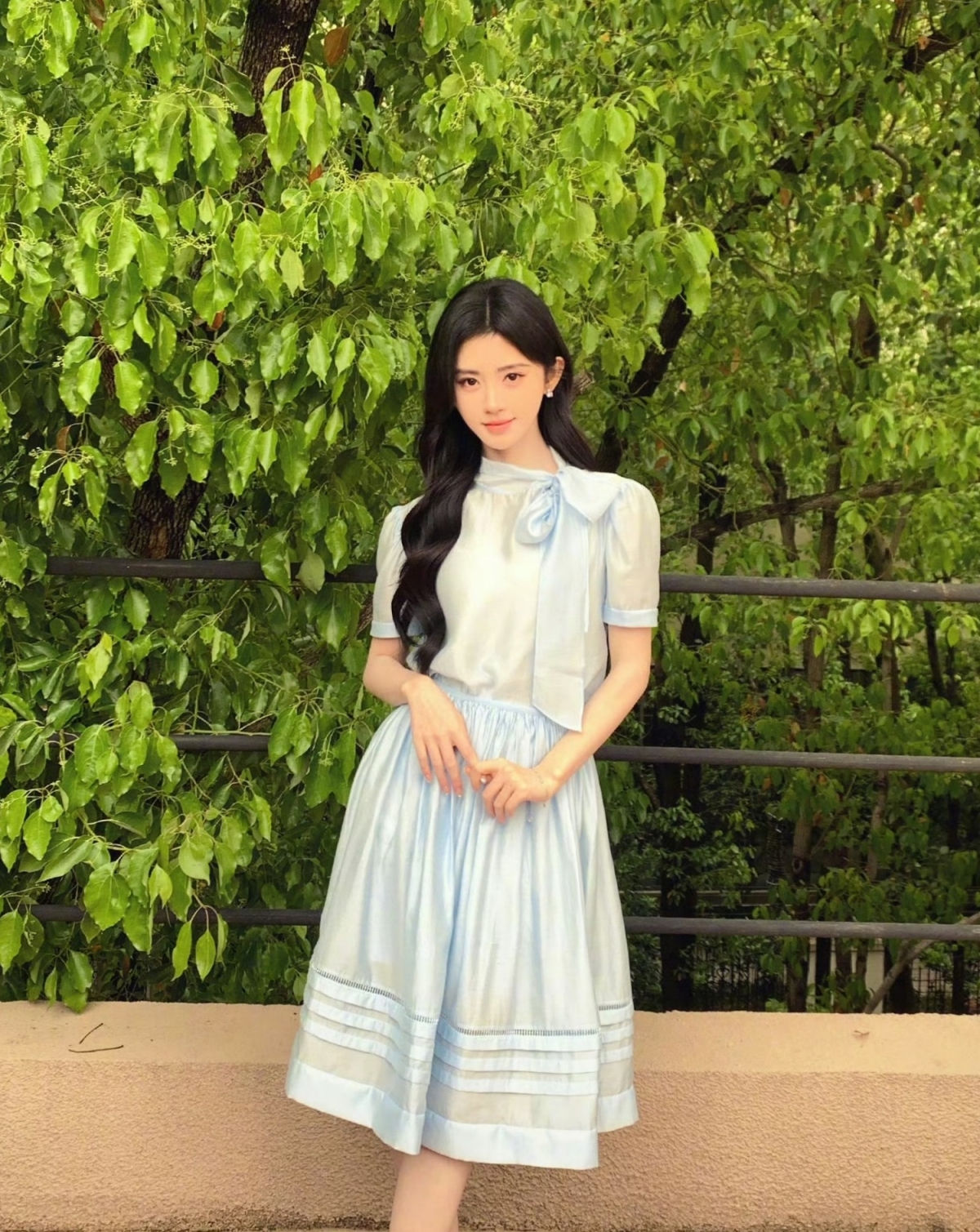 Trên trang cá nhân hôm 26/5, cô khoe dáng với set đồ pastel mùa mới từ Lacerta - nhà mốt có trụ sở tại Thượng Hải, Trung Quốc. Người đẹp uốn nhẹ tóc, đeo khuyên tai của một thương hiệu nội địa. Đa số khán giả nhận xét Cúc Tịnh Y trông nền nã.
