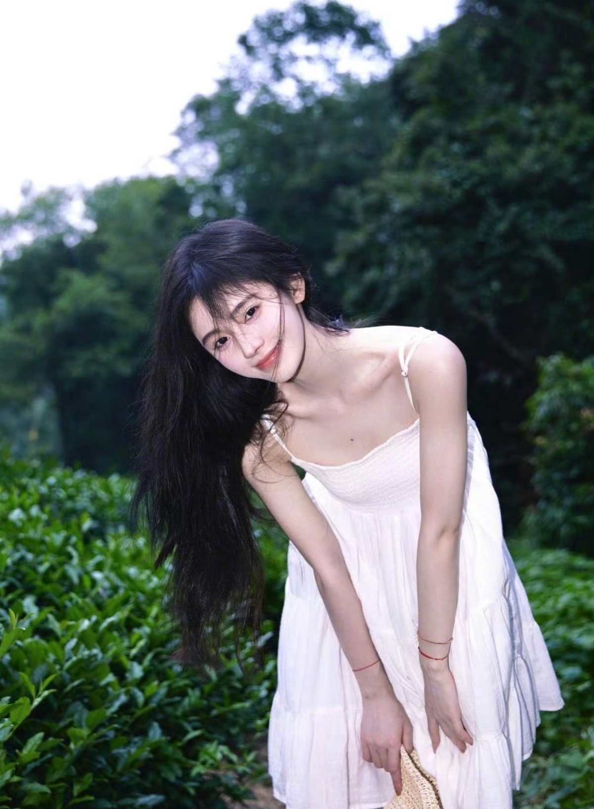 Tủ đồ của Tịnh Y có nhiều mẫu áo dây đơn sắc và mũ cói.