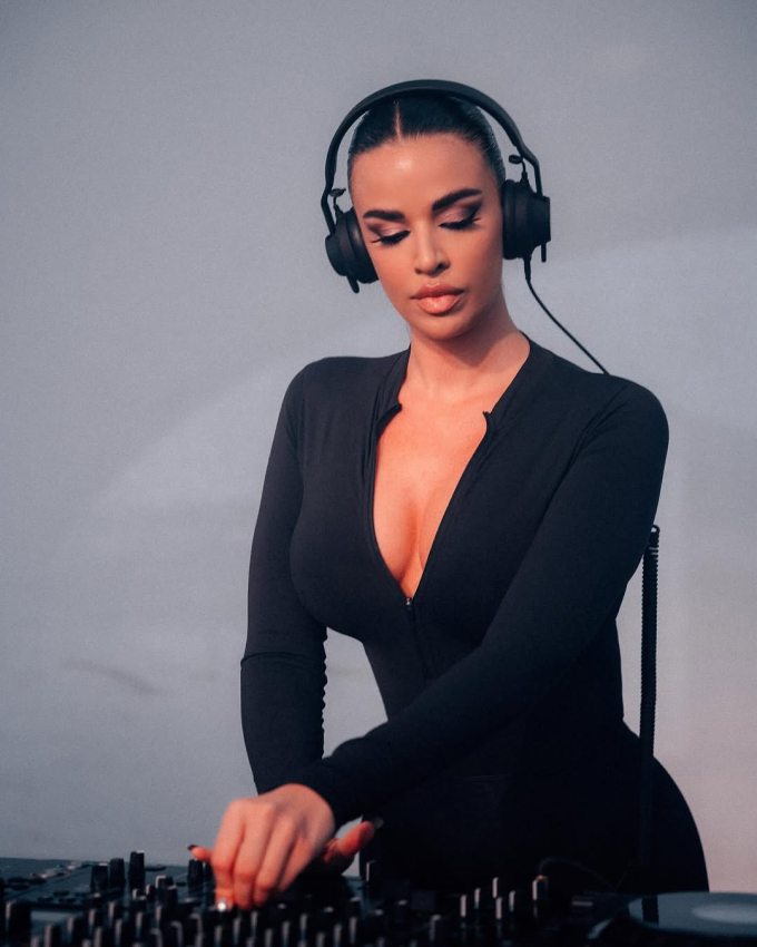 Fan nữ quyến rũ nhất World Cup hiện là một DJ. Ảnh: Instagram knolldoll
